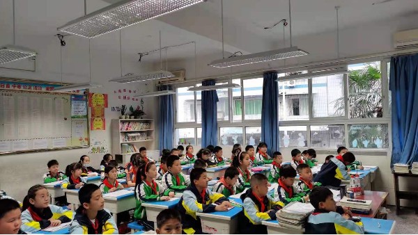 <i style='color:red'>十大教育照明品牌</i>——华辉教育照明，为学生打造教室优质照明光环境