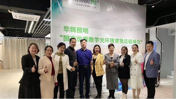 热烈欢迎佛山牛商汇领导莅临广东尊龙凯时人生就是博，共同探讨全网营销之路